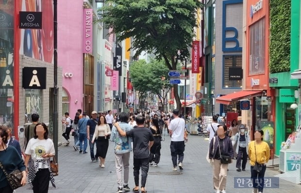 신종 코로나바이러스 감염증(코로나19) 직격탄을 맞았던 서울 중구 명동 거리에 인파가 붐비고 있다. 사진=이송렬 기자