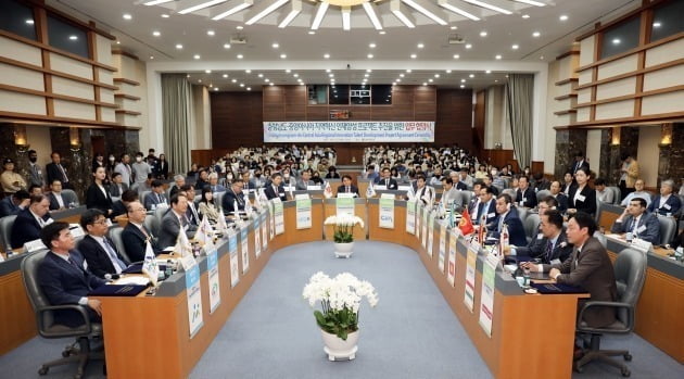 충청남도, 선문대, 중앙아시아 5개국 한국 주재 대사관 관계자들이 지난 23일 선문대 회의실에서 지역 인재양성 프로젝트 협약식을 진행하고 있다. 선문대 제공.