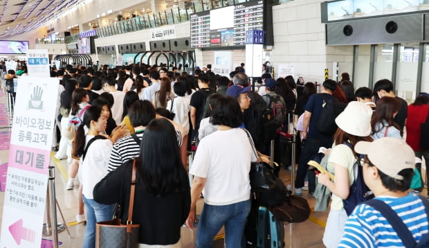 부처님 오신 날 연휴를 하루 앞둔 지난 26일 오후 김포공항 국내선 출국장이 여행객들로 붐비고 있다./김병언 기자