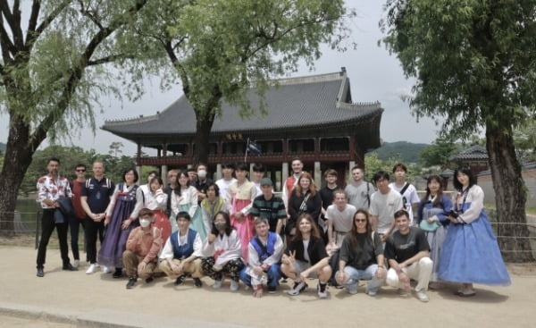 경복궁에서 한복 체험 중인 글로벌 e스포츠 캠프 참가자들의 모습 (제공=한국e스포츠협회)