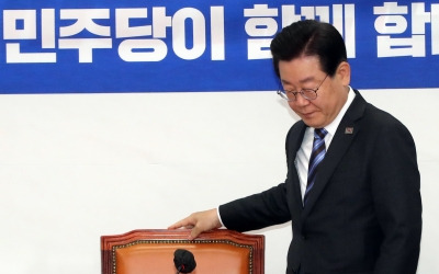 文한테도 한 달째 밀렸다…존재감 사라지는 이재명 [신현보의 딥데이터]
