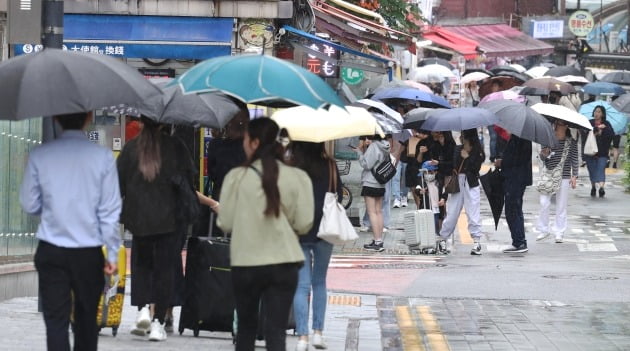서울 중구 명동거리에서 시민들이 우산을 쓴 채 걷고 있다. 사진=한경DB