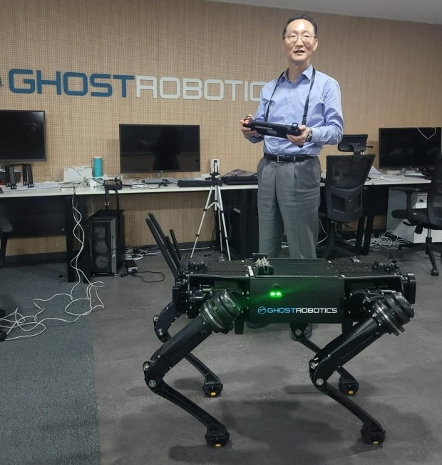 박광식 고스트로보틱스테크놀로지 대표가 4족 보행 로봇 '비전 60'을 구동하고 있다.