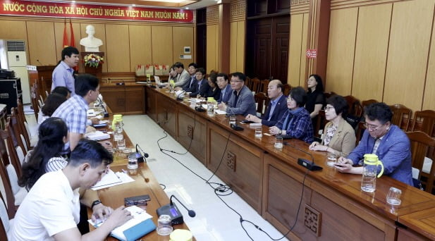 인천시의회 대표단이 지난 25일 베트남 호이안시 인민위원회 관계자와 경제·문화·관광 분야에 대해 대화를 나누고 있다. 인천시의회 제공