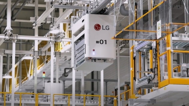 LG 스마트파크 생산라인의 고공 컨베이어. LG전자 제공