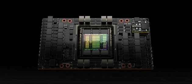 엔비디아가 개발해 공급하는 그래픽처리장치(GPU) H100의 모습.           로이터연합뉴스