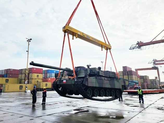 지난 3월 폴란드 그드니아 항구에 K2 전차가 하역되고 있다. 현대로템은 기존 납기일인 올해 6월보다 약 3개월 앞서 K2 전차 5대가 도착했다고 밝혔다. 현대로템 제공