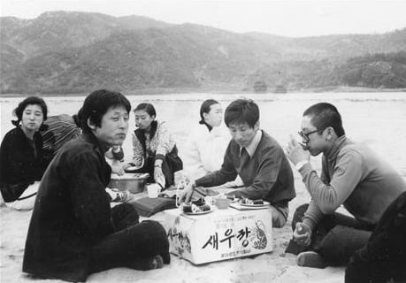 대학시절 친구들과 야유회에 나간 김기현(맨 오른쪽). 서울 법대 재학시절 일찍부터 사법시험 준비를 시작해 짧은 머리를 하고 있다.