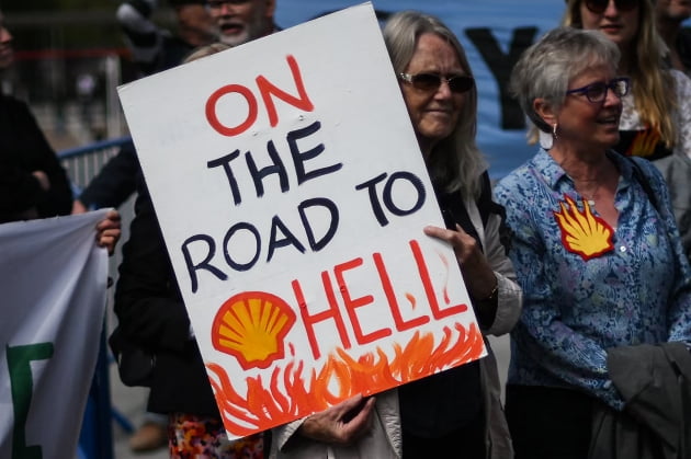 영국 런던에서 환경운동가들이 로열더치셸 주주총회장 주변에서 피켓을 들고 있다.
AFP연합뉴스