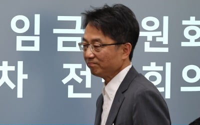 최저임금위 차질 빚나…근로자위원, 고공 농성 중 체포