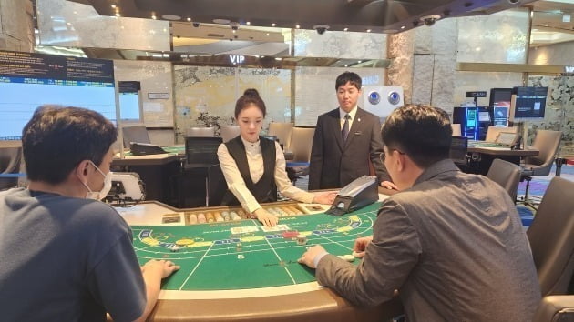 GKL 코엑스점 2층에서 박연희 딜러(왼쪽 두 번째)가 금동재 플로어퍼슨(세 번째)이 지켜보는 가운데 모의 카드 게임을 보여주고 있다. 윤현주 기자