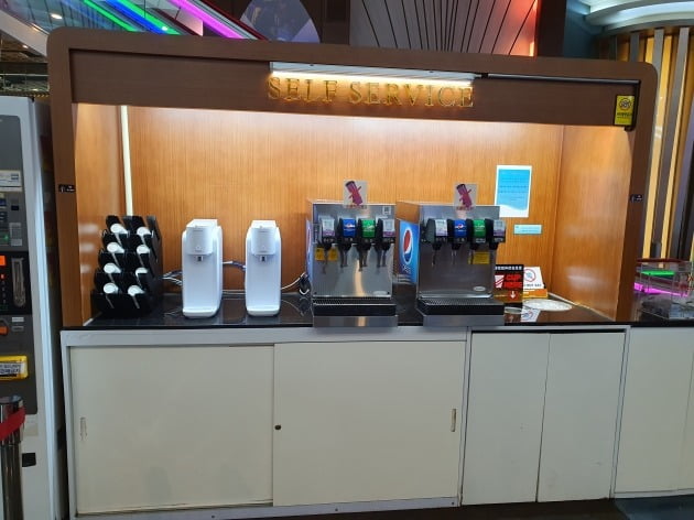 GKL 코엑스점 내부에서는 음료수와 커피를 무료로 이용할 수 있다. 윤현주 기자
