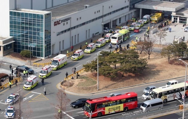 김포공항으로 귀국한 교민들이 구급차를 타고 격리시설로 이동하고 있다./2020.1.31. 김병언 기자