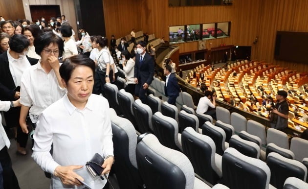 30일 국회 본회의에서 간호법 제정안이 부결된 뒤 대한간호협회 회원들이 방청석을 나서고 있다./김병언기자