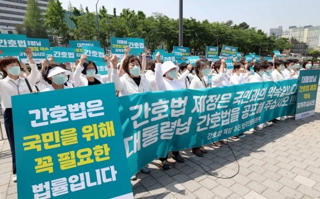 대한간호협회가 16일 서울 용산 대통령실 앞에서 간호법 공포 촉구 기자회견을 열고 있다./김범준 기자