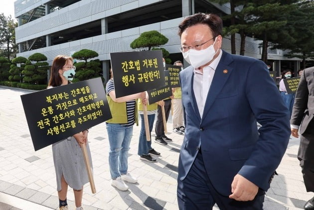 16일 서울 고려대 안암병원에서 간호사 조합원들이 대통령의 간호법 거부권 행사 규탄 집회를 열며 조규홍 보건복지부 장관에게 항의하고 있다./연합뉴스