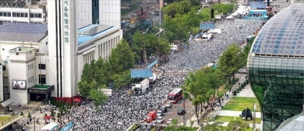 간호법 제정을 촉구하는 간호사들의 대규모 집회가 12일 서울 광화문 일대에서 열리고 있다./연합뉴스