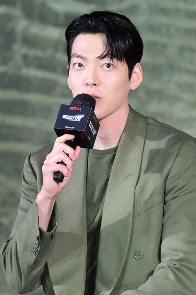  김우빈, '뭇 여성팬 심쿵하게 만드는 눈빛'