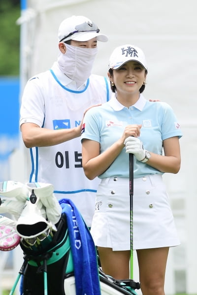 [포토] 이완-이보미, '필드 위에서 꽁냥꽁냥'