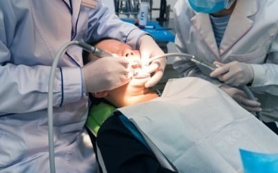 일본서 女 환자 뺨에 '하체 밀착'…성추행한 70대 치과의사 체포