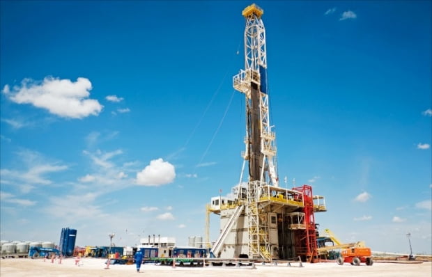 미국 석유회사 셰브런이 텍사스주에서 시추작업을 하고 있다.  /한경DB 