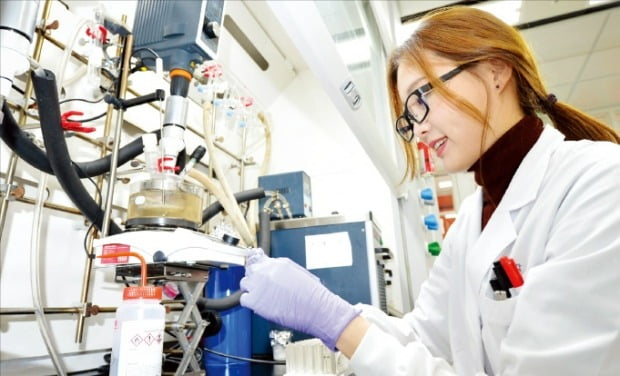 LG화학 미래기술연구센터 연구원이 새로 개발한 생분해성 신소재의 물성을 테스트하고 있다. LG화학 제공
 