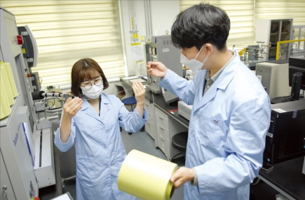 코오롱인더스트리 연구원들이 아라미드 섬유인 헤라크론 제품을 살펴보고 있다.  코오롱그룹 제공 