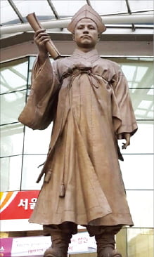 조선 최초의 우체국 총판을 지냈고 갑신정변의 주역으로 정변 당시 사망한 홍영식의 동상. 