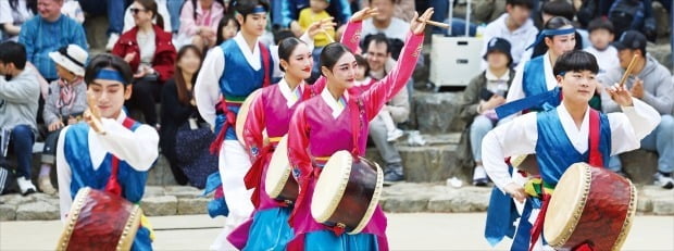 [포토] 화창한 연휴…민속촌서 문화 삼매경