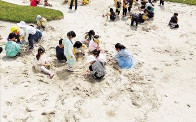 [포토] 어린이 모래 놀이터로 변신한 골프장 벙커