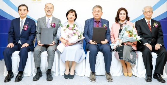 왼쪽부터 김윤 수당재단 이사장, 안지훈 고려대 생명과학과 교수 부부, 김기현 한양대 건설환경공학과 석학교수 부부, 진정일 수당상 운영위원장. /삼양홀딩스 제공 