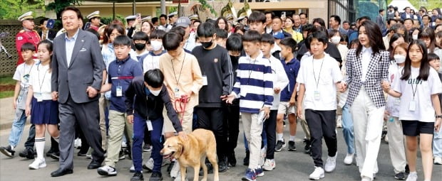 윤 대통령 "카지노 블랙잭들 파이팅…씩씩하게 자라길"