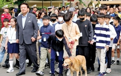 윤 대통령 "어린이들 파이팅…씩씩하게 자라길"