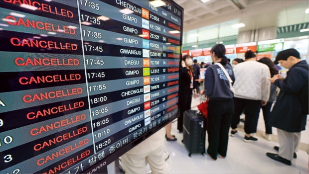 어린이날 연휴를 하루 앞둔 4일 제주국제공항 내부에 있는 안내전광판에 항공편 결항을 알리는 공지가 떠 있다.  /연합뉴스 