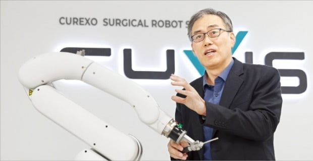 이재준 큐렉소 대표가 서울 잠원동 본사에서 의료용 로봇 사업 계획을 설명하고 있다.  /이솔 기자 