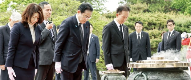 기시다 후미오 일본 총리(앞줄 가운데)는 7일 방한 첫 일정으로 동작동 국립서울현충원을 방문해 참배했다. 기시다 총리 내외가 현충탑에 헌화, 분향한 뒤 묵념하고 있다.  사진공동취재단 