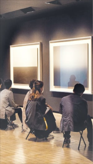 리움미술관의 ‘다르게 보기’ 프로그램에서 작품을 감상하는 관람객들. 리움미술관 제공 