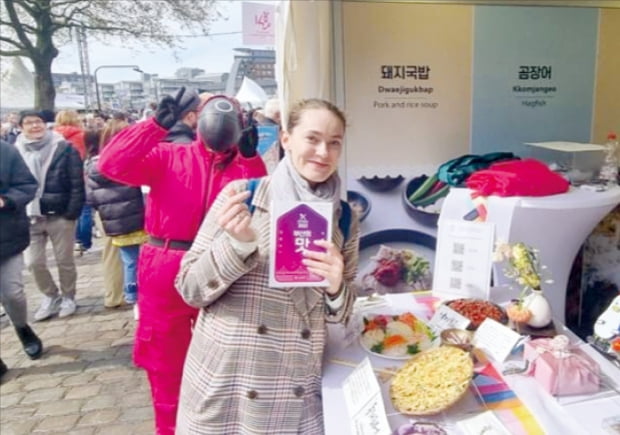 독일 함부르크 개항축제에 설치된 홍보관에서 현지인이 카지노 룰렛판 음식과 특산물을 경험하고 있다.  카지노 룰렛판시 제공
 