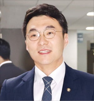 김남국 더불어민주당 의원이 9일 국회 의원회관에 있는 자신의 집무실로 들어가고 있다.  연합뉴스 