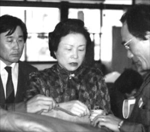 1976년 서울 대방동 삼립식품 공장에서 직원들과 제품을 점검하고 있는 김순일 여사.   /SPC 제공 