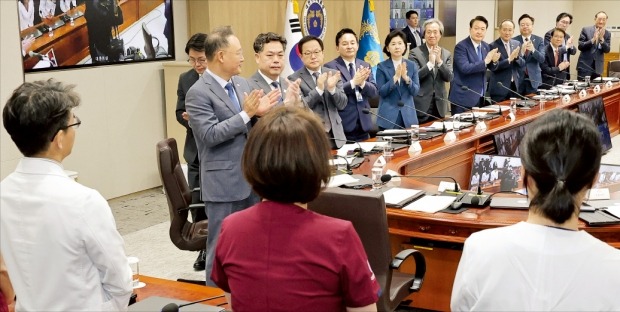 < 코로나 의료진에 기립 박수 > 윤석열 대통령이 11일 용산 대통령실에서 열린 코로나19 중앙재난안전대책본부 회의에서 의료진을 향해 감사의 박수를 보내고 있다.  /김범준  기자 