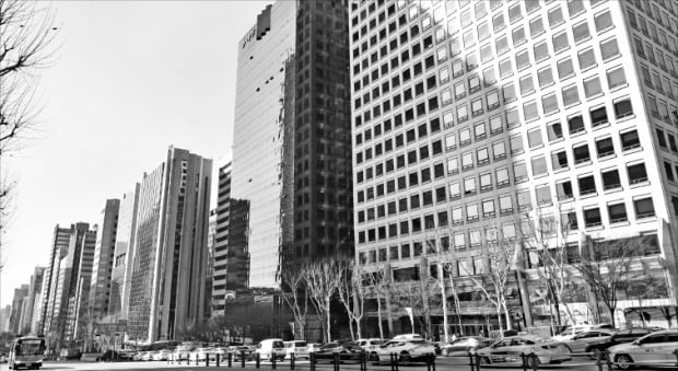 서울 강남구 테헤란로의 오피스 빌딩  한경DB 