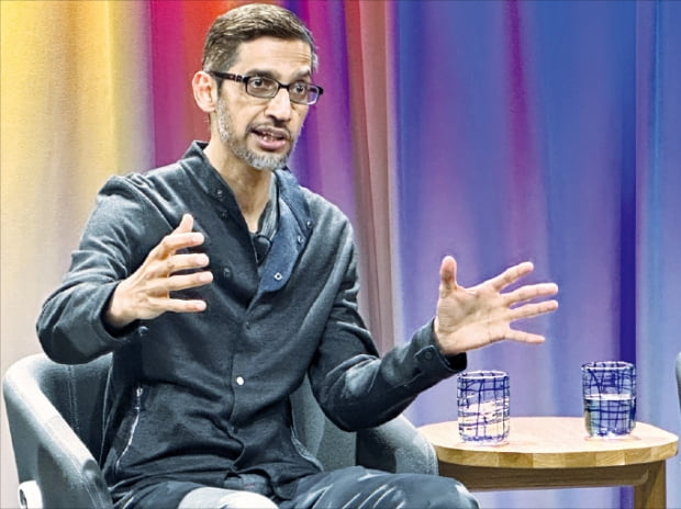 순다르 피차이 구글 최고경영자(CEO)가 인공지능(AI) 개발 전략을 설명하고 있다.