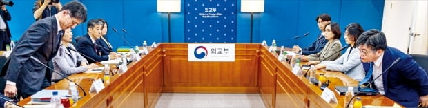 한국과 일본이 12일 서울 외교부 청사에서 한국의 후쿠시마 제1원전 시찰단 파견과 관련한 ‘한·일 국장급 실무협의’를 열어 시찰단 규모와 활동 일정, 범위 등을 논의했다. 윤현수 외교부 기후환경과학외교국장(오른쪽)과 가이후 아쓰시 일본 외무성 군축불확산과학부장이 자리에 앉고 있다.   /연합뉴스 