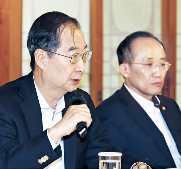 한덕수 국무총리(왼쪽)가 14일 서울 삼청동 총리공관에서 열린 고위당정협의회에서 발언하고 있다.  강은구 기자 