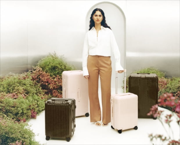 리모와코리아, 프리미엄 여행 가방 시장 선도…페탈·시더 두 색상 신제품 출시 | 한국경제