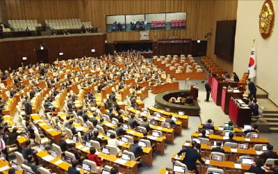  정치인도 선거 위해 공익보다 사익 추구하지요