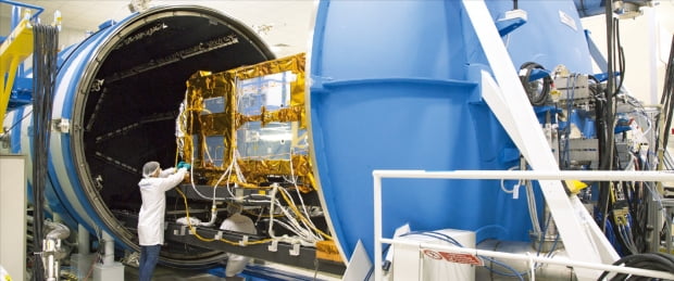탈레스알레니아스페이스 이탈리아 로마 공장(통합센터)에서 연구원이 인공위성 페이로드(탑재체)가 고온·저압의 우주 환경에서 성능을 발휘하는지 테스트하고 있다.  TAS 제공 