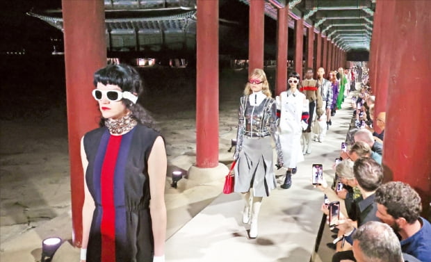 16일 서울 종로구 경복궁 근정전에서 열린 ‘구찌 2024 크루즈 패션쇼’에서 모델들이 런웨이를 걷고 있다.  사진공동취재단 