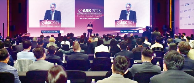 한국경제신문사가 주최한 ‘ASK 글로벌 대체투자 콘퍼런스’가 17일 서울 여의도동 콘래드호텔에서 열렸다. 댄 아이버슨 핌코그룹 최고투자책임자(CIO)가 기조연설을 하고 있다.  /강은구 기자 